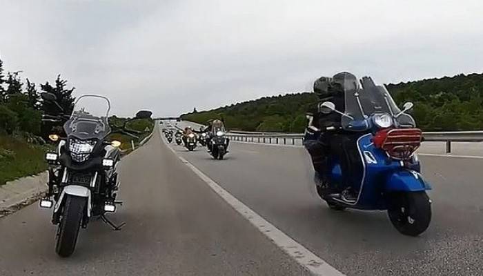 Onlarca scooter tatil yolunu renklendirdi