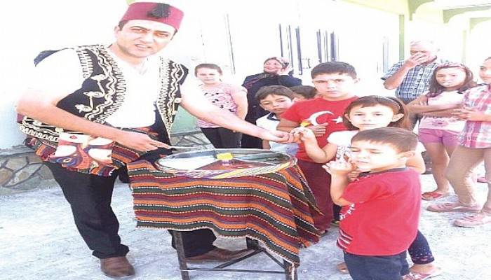 Oğlunun Hasretini Çocukları Sevindirmek İle Gideriyor