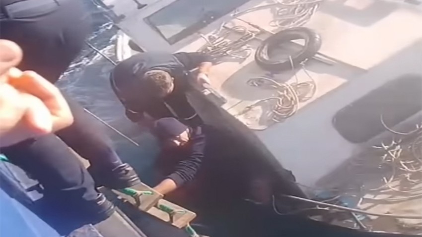 Bozcaada Feribotunda Denize Atlayan Yolcu Kurtarıldı