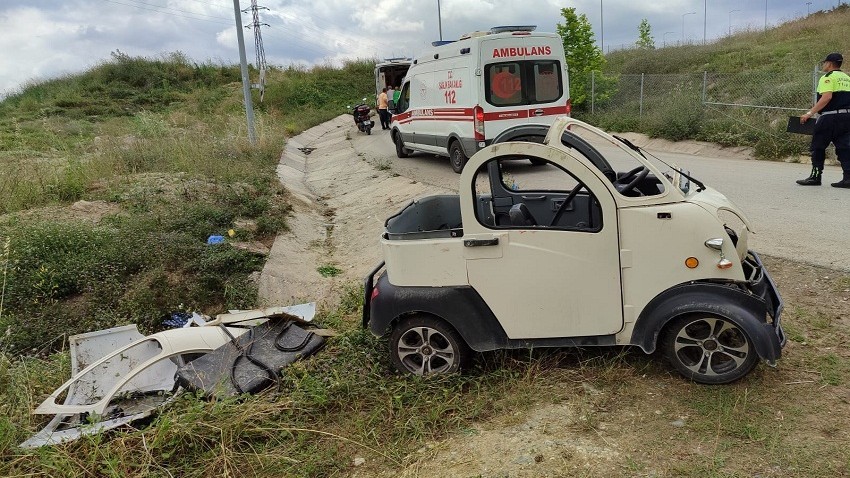 Elektrikli mini araç devrildi 3 kişi yaralandı