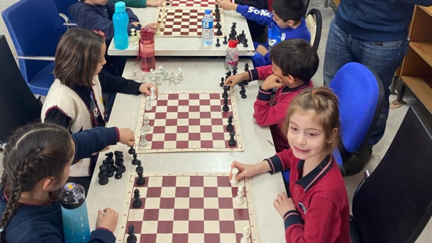  Çanakkale'de çocuklar satranç eğitimiyle rekabeti keşfediyor