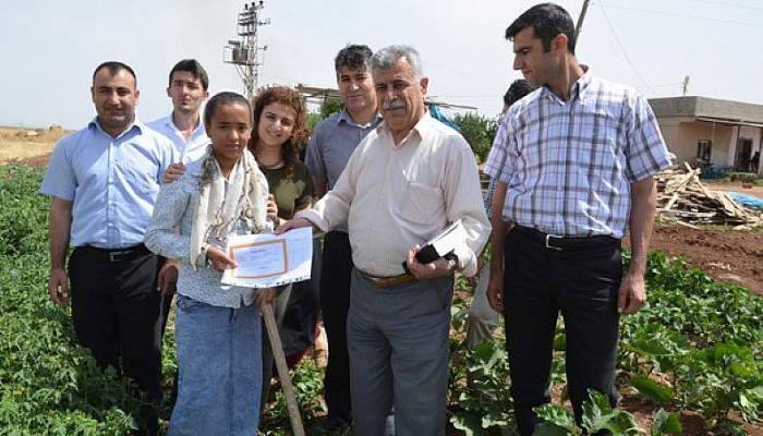 TEOG'un Viranşehir birincisi karnesini tarlada aldı