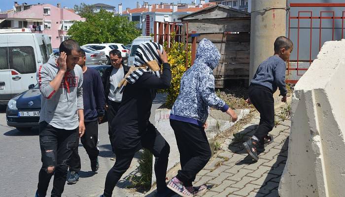 Ayvalık’ta 17 Afgan göçmen ve 1 organizatör polisten kaçamadı