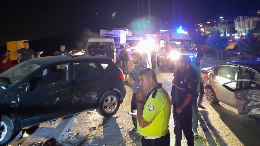 Tek Şeride Düşen Yolda Araçlar Kafa Kafaya Çarpıştı 6 Kişi Yaralandı(VİDEO)