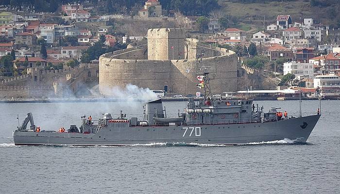 Rus askeri gemileri Çanakkale Boğazı’ndan peş peşe geçti (VİDEO)