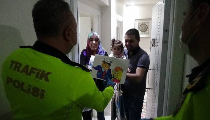 Trafik Haftası'nda evdeki çocuklara polislerden hediye
