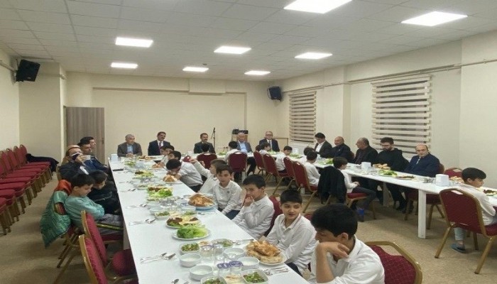 Vali Aktaş, Kur'an kursu öğrencileriyle iftar yaptı