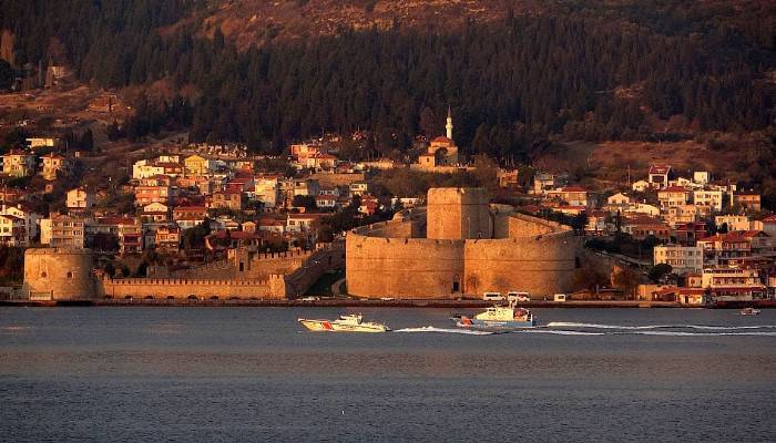 Bulgar devriye gemisi 'Krajmorje' Çanakkale Boğazı'ndan geçti