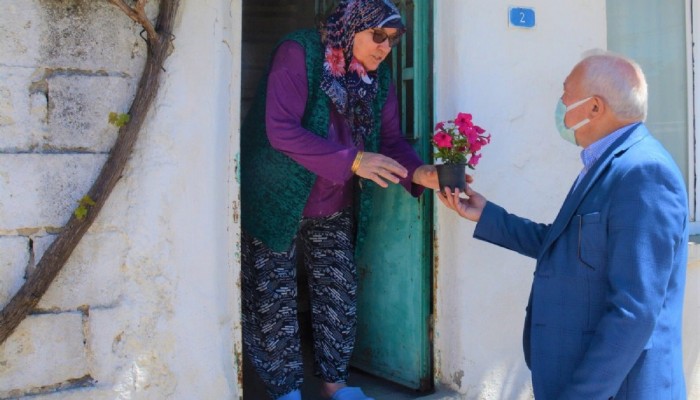 Başkan Eyüp Yılmaz, Kapı Kapı Gezerek Annelerin Anneler Gününü Kutladı