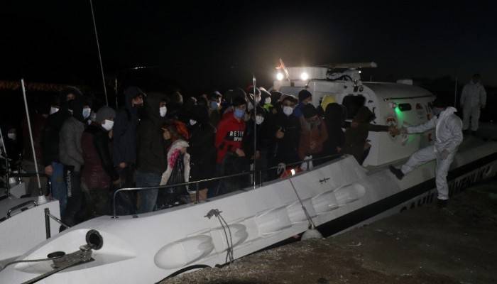Çanakkale'de arıza yapan teknedeki 65 kaçak göçmen kurtarıldı