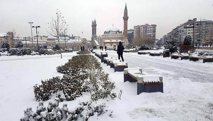  Sivas beyaza büründü