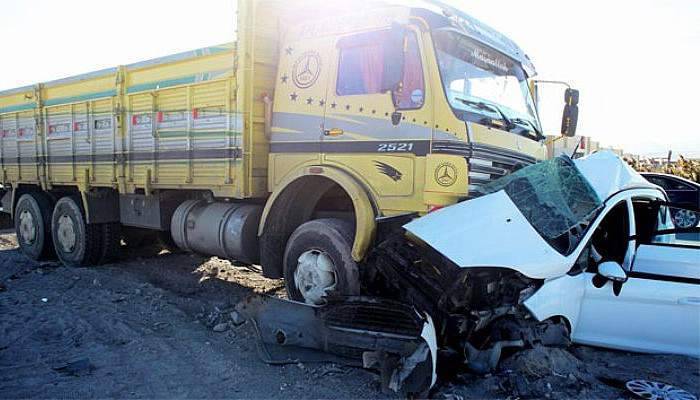 Kamyon ile otomobil çarpıştı: 1 ölü