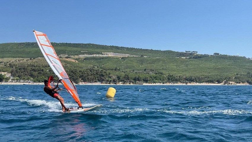 Genç Sörfçüler Çanakkale’de Yeteneklerini Geliştirdi