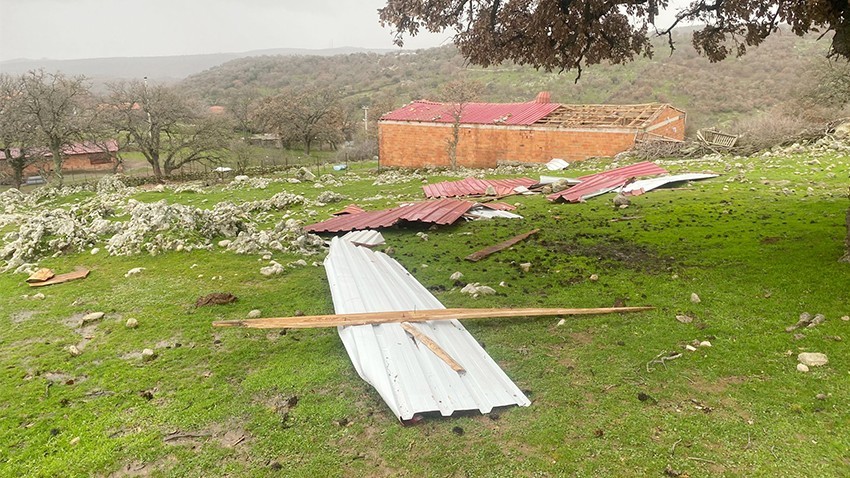 Fırtına çatıları uçurdu