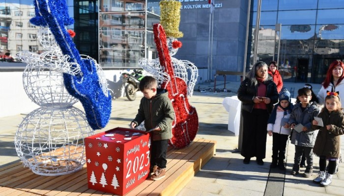 Atam Kreş'in Minikleri Yeni Yıl Dileklerini Dilek Kutusuna Bıraktı