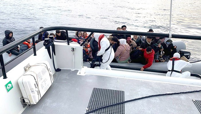 Ayvacık'ta 44 düzensiz göçmen kurtarıldı