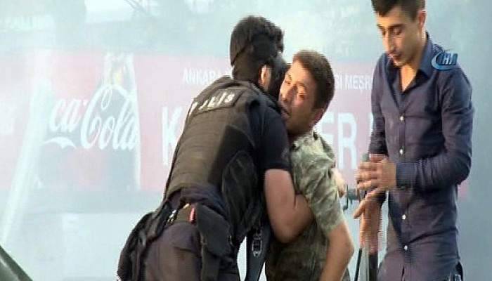 Sıhhıye’de linç edilmek istenilen asker tank içinde mahsur kaldı