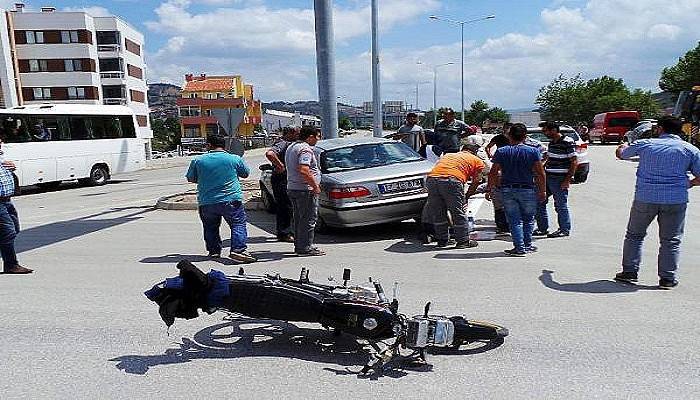 Kavşakta otomobille çarpışan motosikletli yaralandı