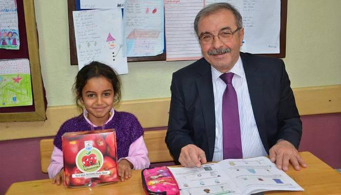 Gelibolu'da öğrencilere 4.5 ton elma dağıtıldı