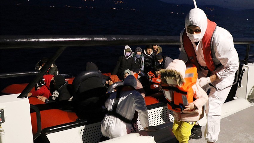 Sahil Güvenlik ekipleri 77 düzensiz göçmeni yakaladı
