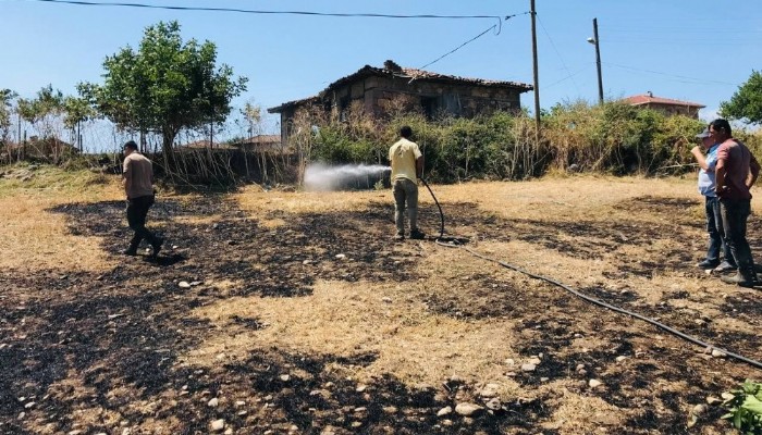Çan'daki anız yangını evlere ulaşmadan söndürüldü (VİDEO)