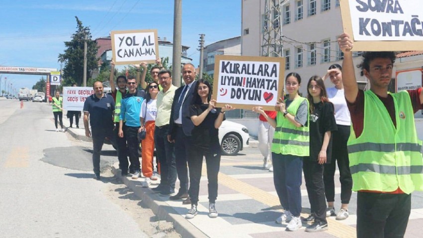  Öğrencilerden Sürücülere Pankartlı Uyarılar