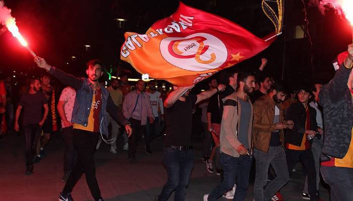 Çanakkale'de Galatasaray taraftarı şampiyonluğu kutladı