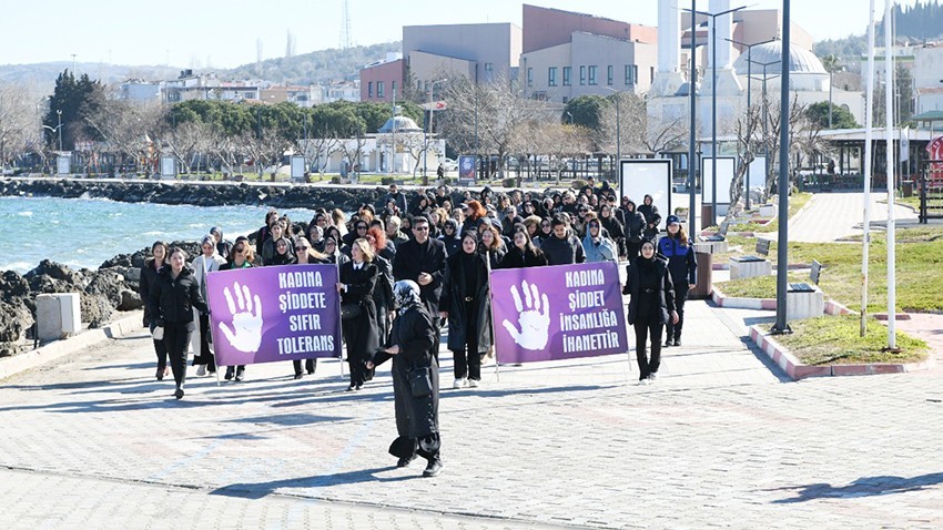 Lapseki’de “Kadına Karşı Şiddete Hayır” Yürüyüşü