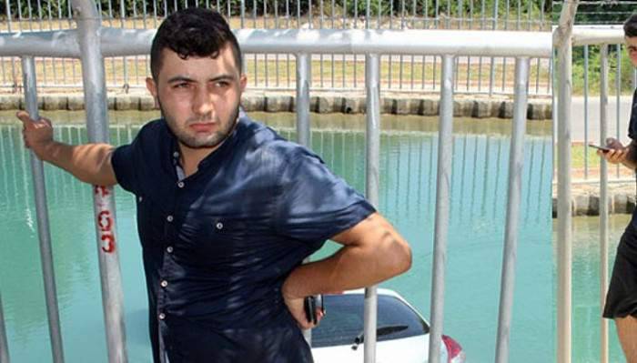 Suya gömülen araçtan kendi imkanlarıyla kurtuldu