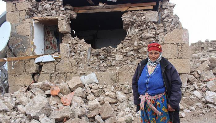  Yaşlı kadın deprem anını gözyaşları içinde anlattı