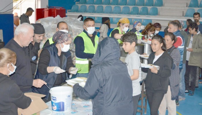 Yılmaz ‘Deprem Bölgesinin Her şeye İhtiyacı Var’ (VİDEO)