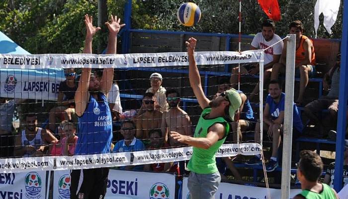 LAPSEKİ PLAJ VOLEYBOLU TURNUVASI BAŞLADI 