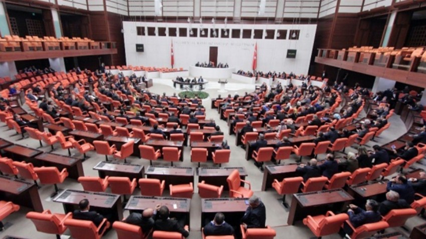 Evlenecek çiftlere 2 yıl ödemesiz kredi öngören teklif kabul edildi