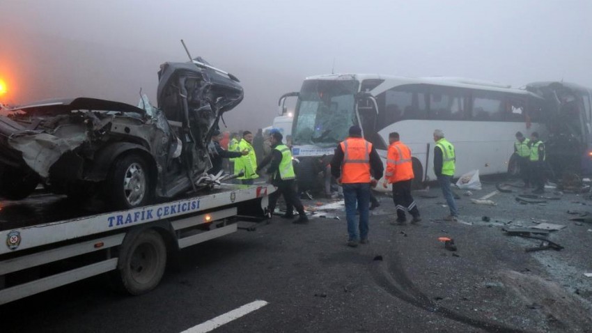 10 kişinin öldüğü kazada, yaralananların arasına otobüs dalmış (VİDEO)