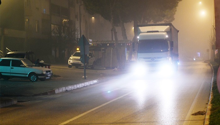 Lapseki’de sis gemi trafiğini engelledi