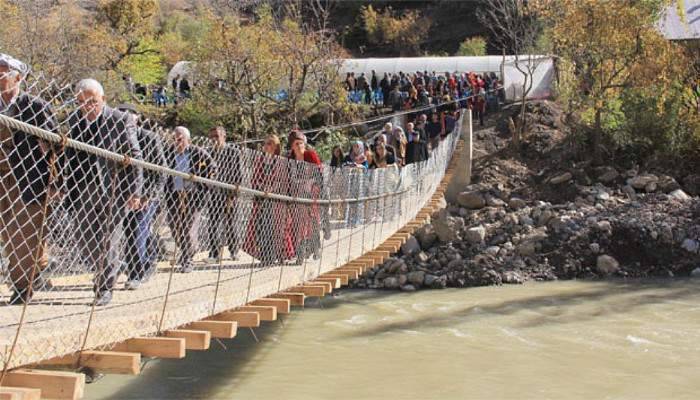 Asma köprüden gelin geçti