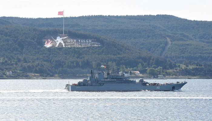 Rus savaş gemisi 'Novocherkassk', Çanakkale Boğazı'ndan geçti (VİDEO)