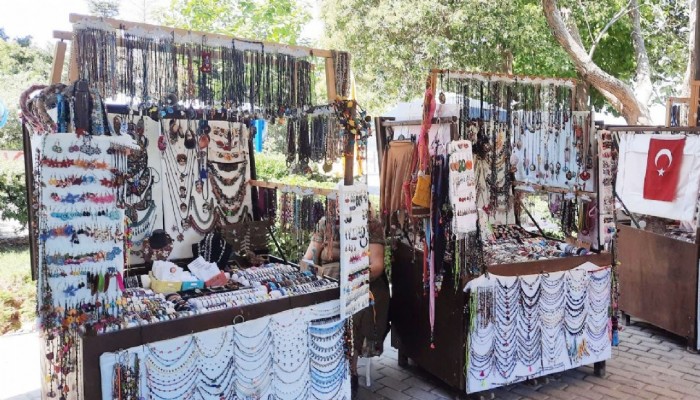 El Emeği Takılar Alıcılarını Bekliyor