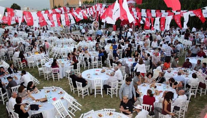 CHP etkinliğinde gazeteciye bıçaklı saldırı