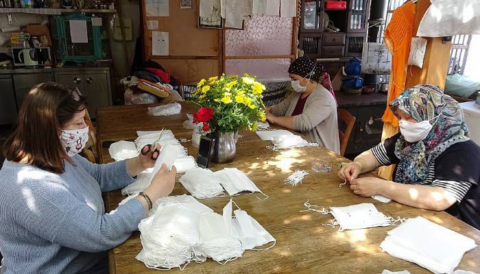 Vaka görülmeyen Bozcaada'da kadınlar, gönüllü maske üretiyor