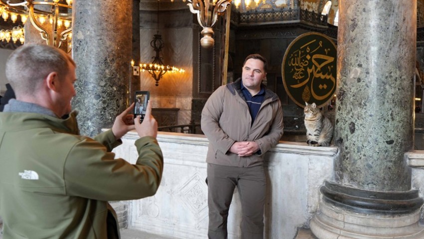 Ayasofya Camii’nin ziyaret katına giren ilk kedi turistlerin yeni Gli’si oldu (VİDEO)