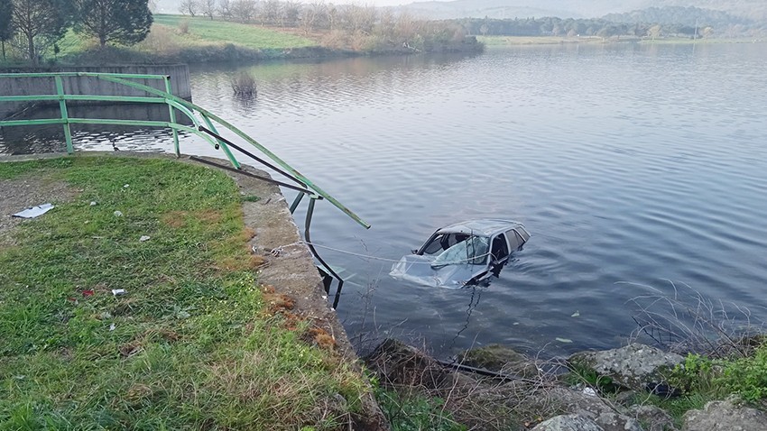Biga’da otomobil gölete uçtu: 2 yaralı