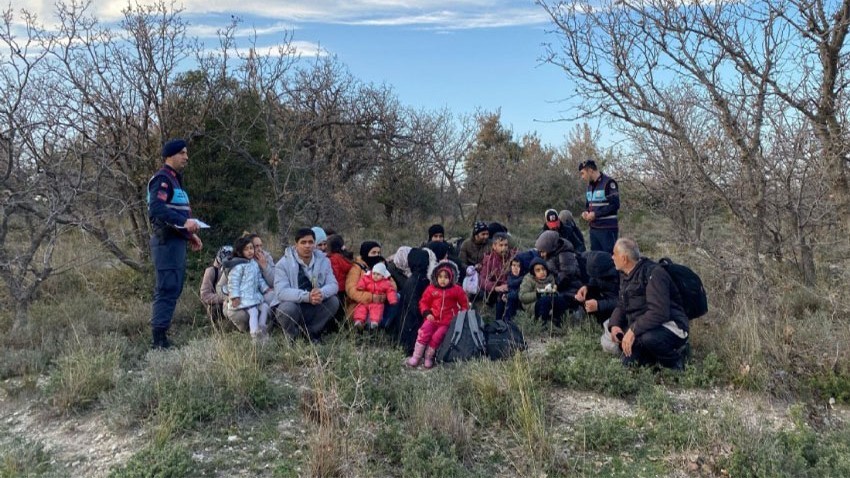 75 kaçak göçmen ve 5 insan taciri yakalandı