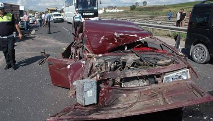 Otomobil; minibüs, TIR ve traktöre çarptı: 4 yaralı