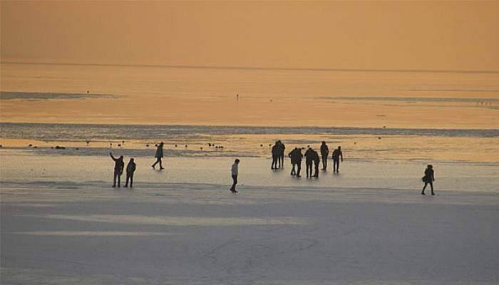  Buz tutan gölde tehlikeli yürüyüş