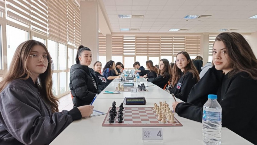 Gençler satranç turnuvasında kıyasıya rekabet etti
