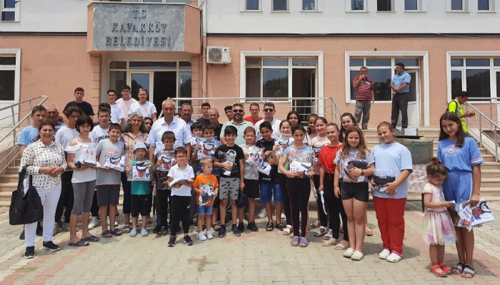 Kavakköy Belediyesinden öğrencilere forma ve eşofman hediyesi