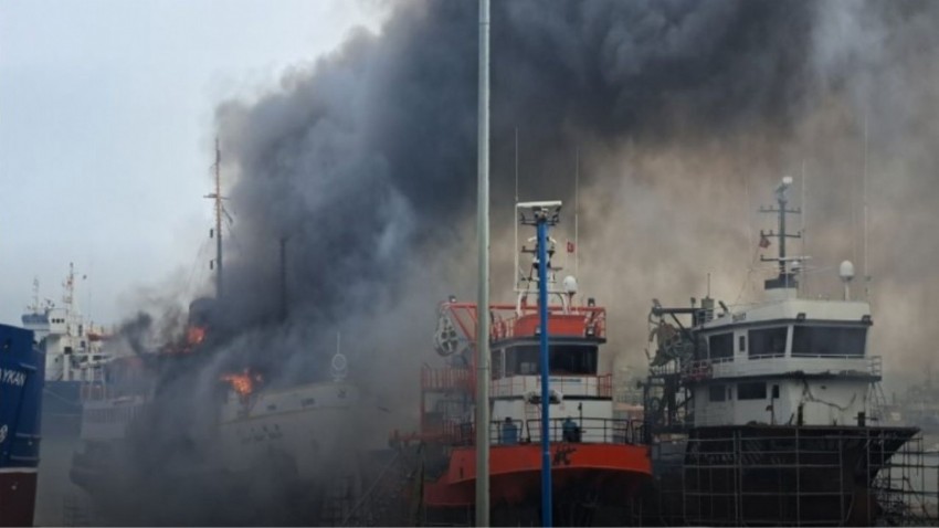 Limanda tekne yangını: Söndürme çalışmaları sürüyor (TIKLA İZLE)