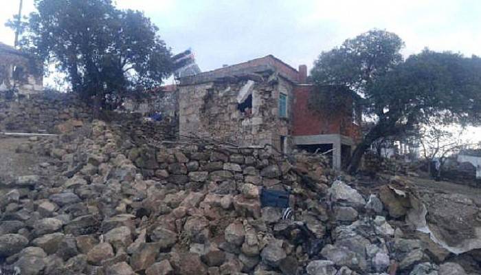 Ayvacıktaki depremden sonra ağır hasarlı evlerde yıkıldı