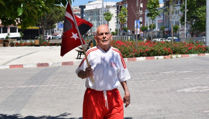 Balkan Şampiyonu Selman dede elinde Türk bayrağıyla koştu